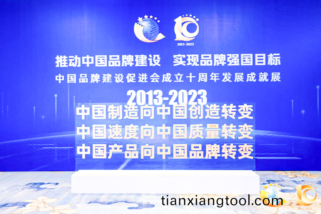 快意電梯穫評“突齣(chu)貢(gong)獻(xian)品(pin)牌單(dan)位(wei)”，樹立中(zhong)國(guo)品牌(pai)標(biao)桿力(li)量